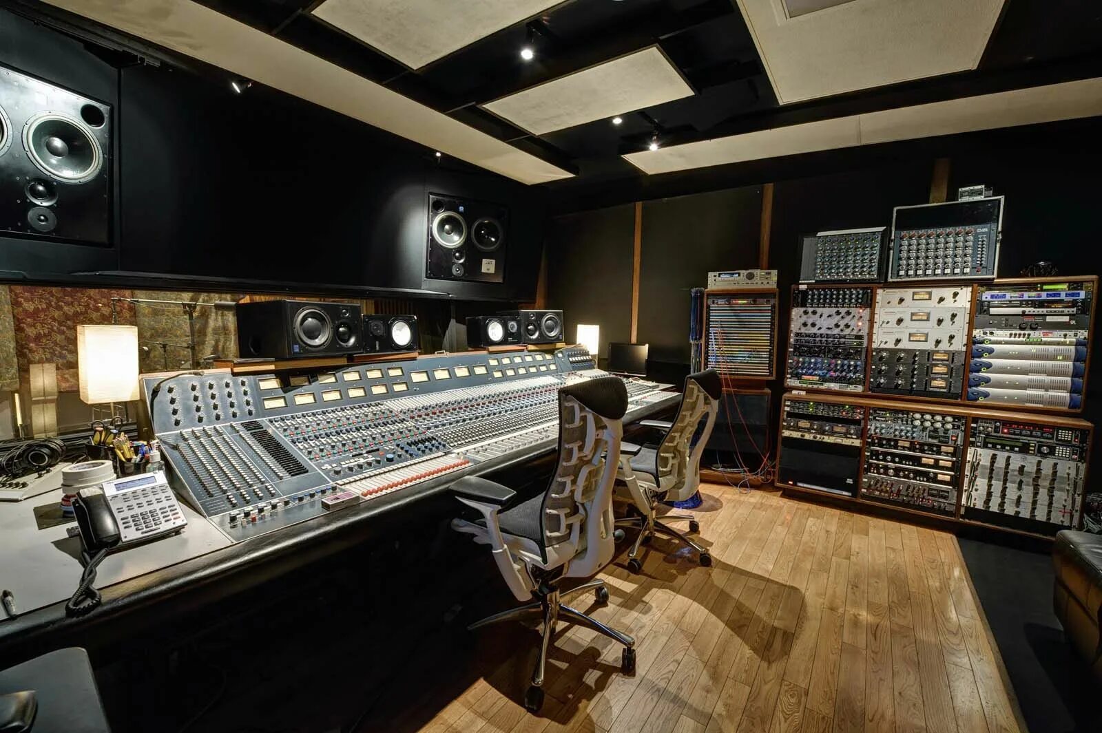 W studio. Студия звукозаписи East West Studios. ATC scm300asl Pro. Профессиональные колонки для студии звукозаписи. Мониторы дальнего поля для студии звукозаписи.