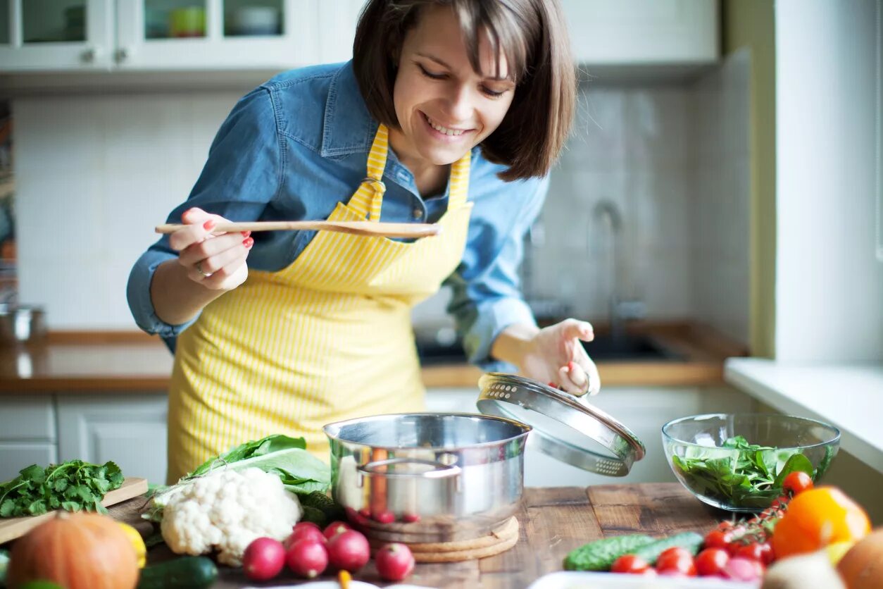 Давайте готовить вкусно. Женщина готовит. Готовка на кухне. Женщина на кухне. Готовка пищи.