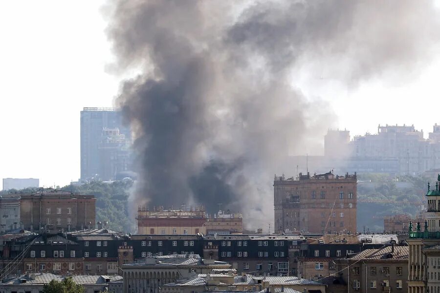 Пожар в Лужниках. Пожар в центре Москвы. Пожар в Москве вчера в центре. Склад пиротехники в Москве.