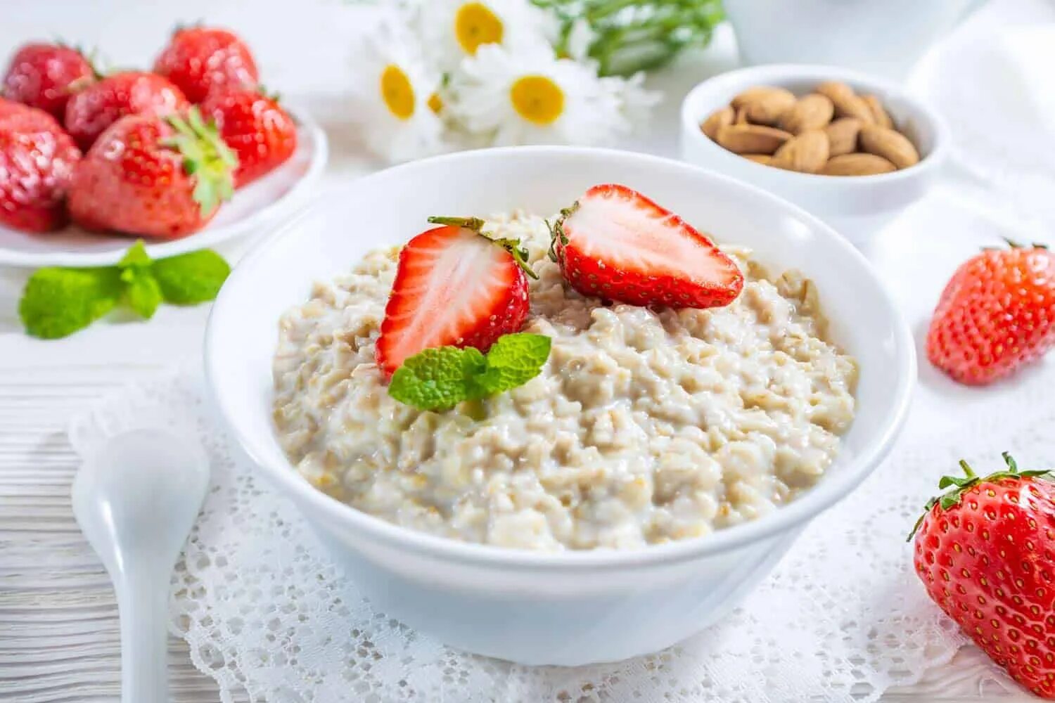 Со скольки овсяная каша. Почему полезно кушать кашу. Каша овсяно геркулесовая. Со скольки овсяная каша. Каша полезна для детского организма.