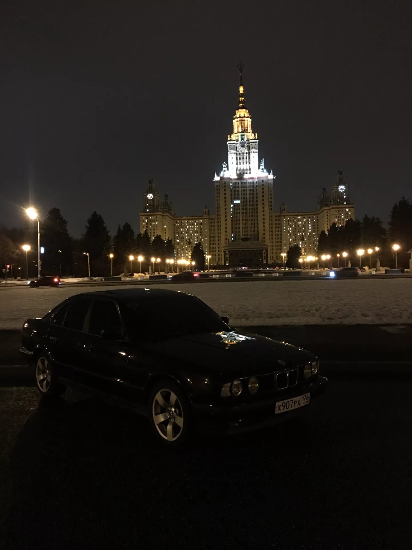 Мгу машина. BMW m5 около МГУ. Машины около МГУ. BMW Питер. Автомобиль Волга возле МГУ.