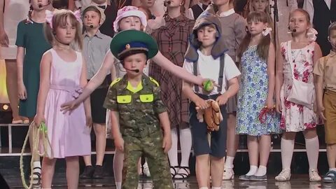 Пуговка валялась на дороге слушать