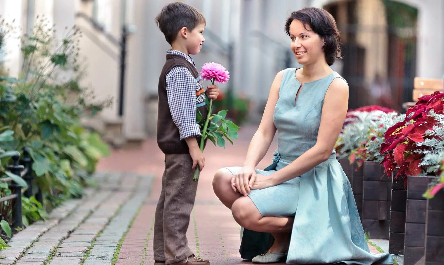Случайная мама для сына. Мальчик дарит цветы маме. Маме дарят цветы. Сын дарит маме цветы. Ребенок дарит цветы маме.