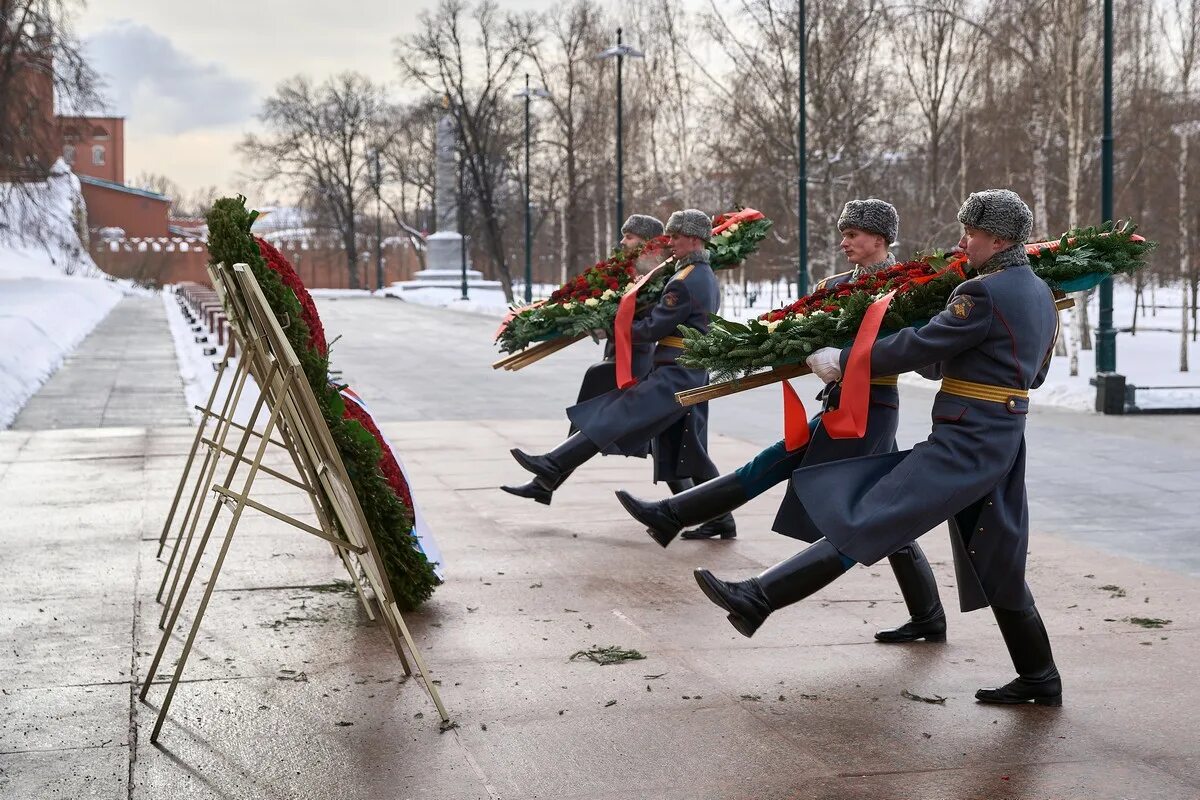 возложение венков 23 февраля 2024. возложение цветов. возложение венков мурманск 1987 горбачева. возложение цветов москва. возложение венков 23 февраля 2024.