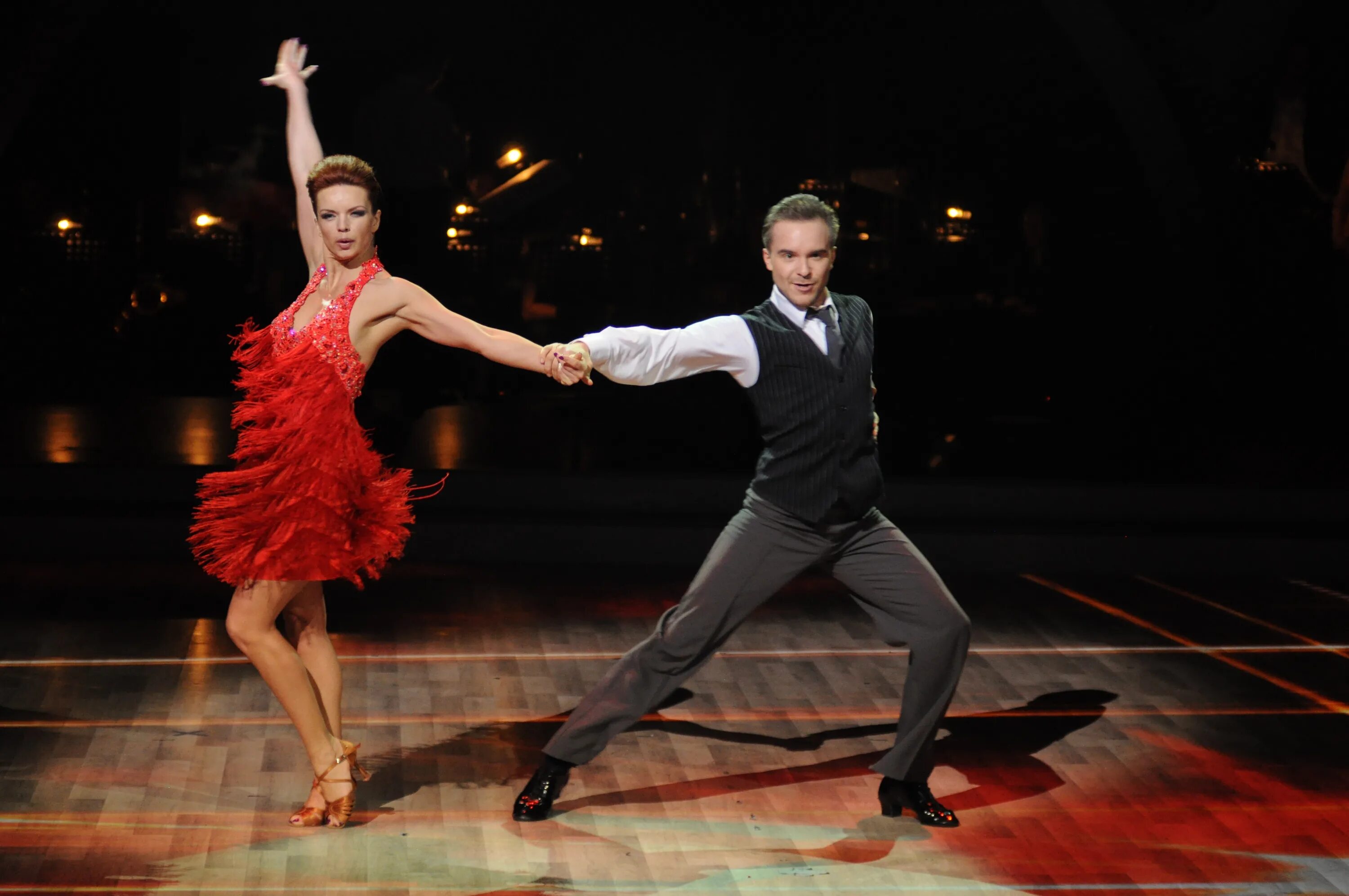 турнир по бальным танцам. спортивные бальные танцы девушки. латиноамериканские танцы на белом фоне. фото с турниров по бальным танцам. партнеры спортивные бальные танцы.