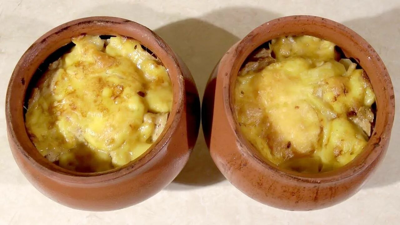 как запечь картошку в горшочке в духовке. как запечь картошку в горшочке в духовке. жаркое по домашнему в горшочках. мясо в горшочках с картошкой. картошка в горшочках.