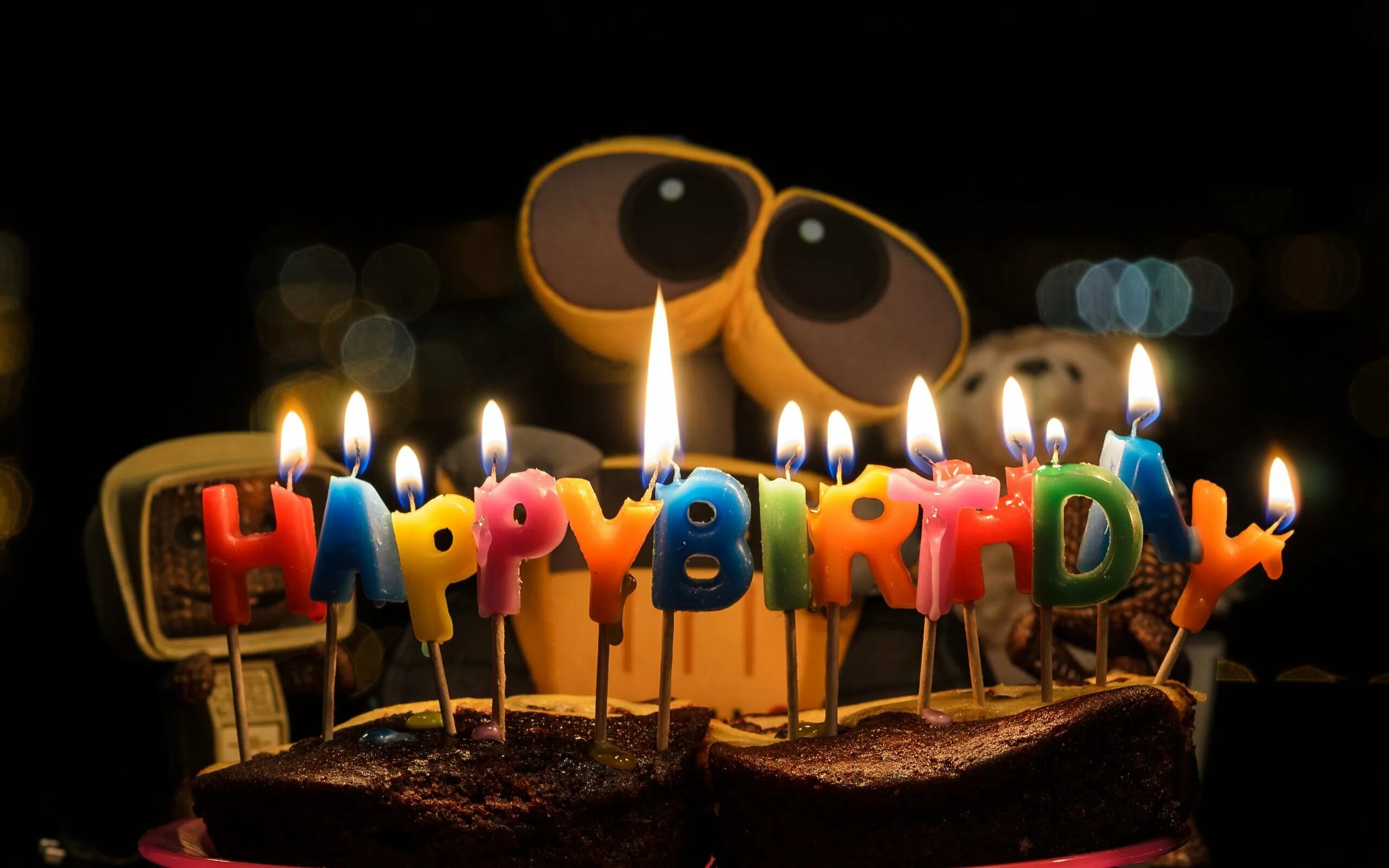 День рождения полностью. С днем рождения. Обои с днем рождения. С днём рождения весёлые. Торт со свечками.