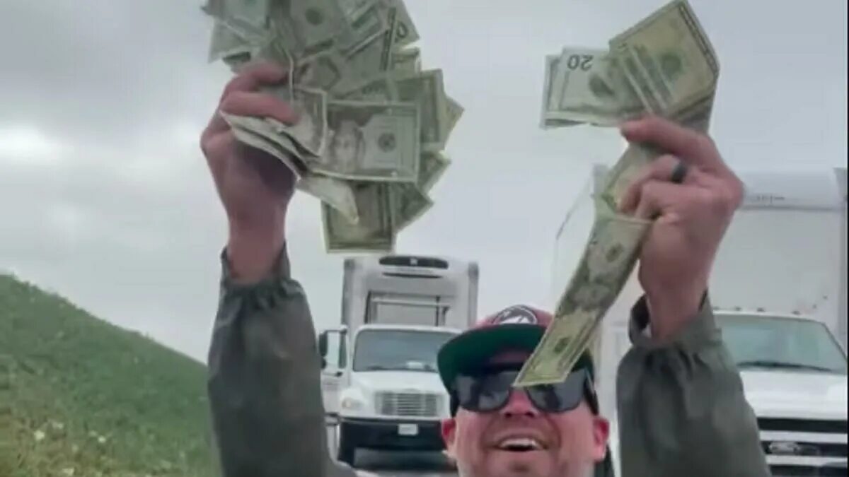 Бабочки среди зимы. Проспал в машине 80 тысяч. Везет деньги. Машина с мукой. Проспал в машине 80 тысяч.