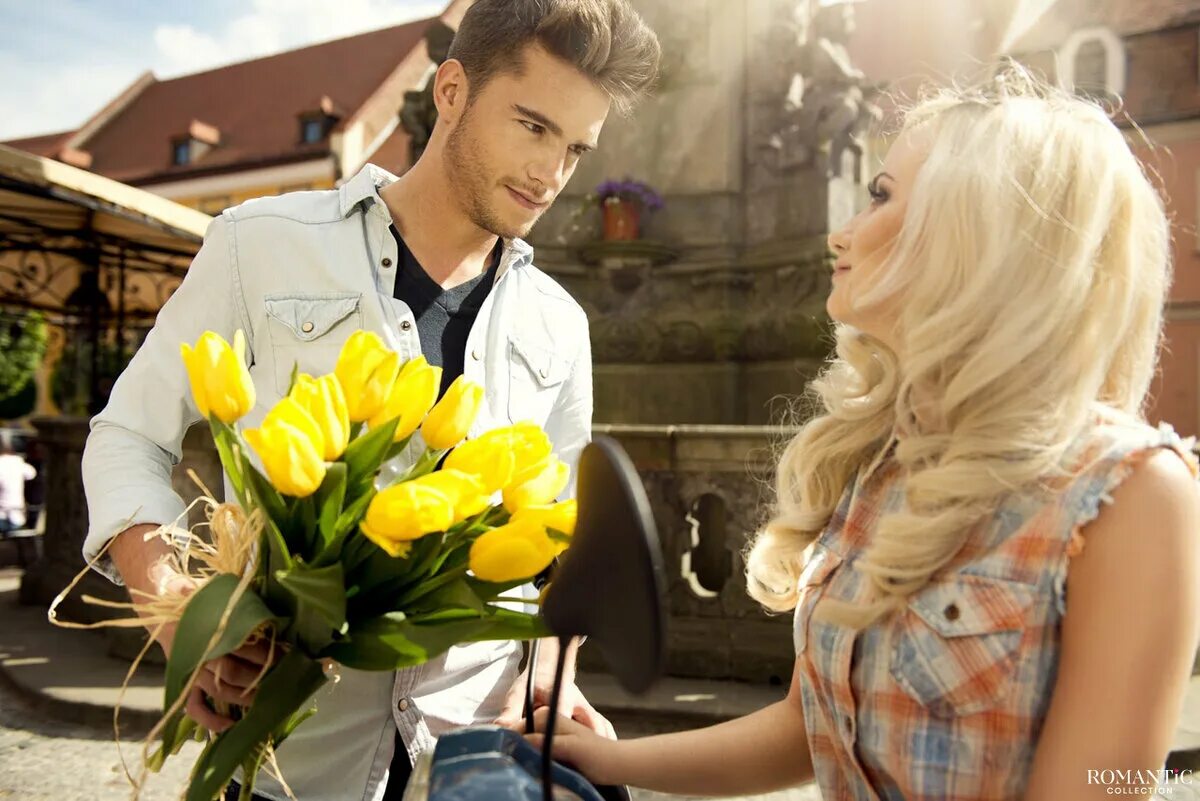 Дарите мужчинам цветы песня. Парень с тюльпанами. Мужчина с желтыми тюльпанами. Дарит цветы. Парень дарит тюльпаны.