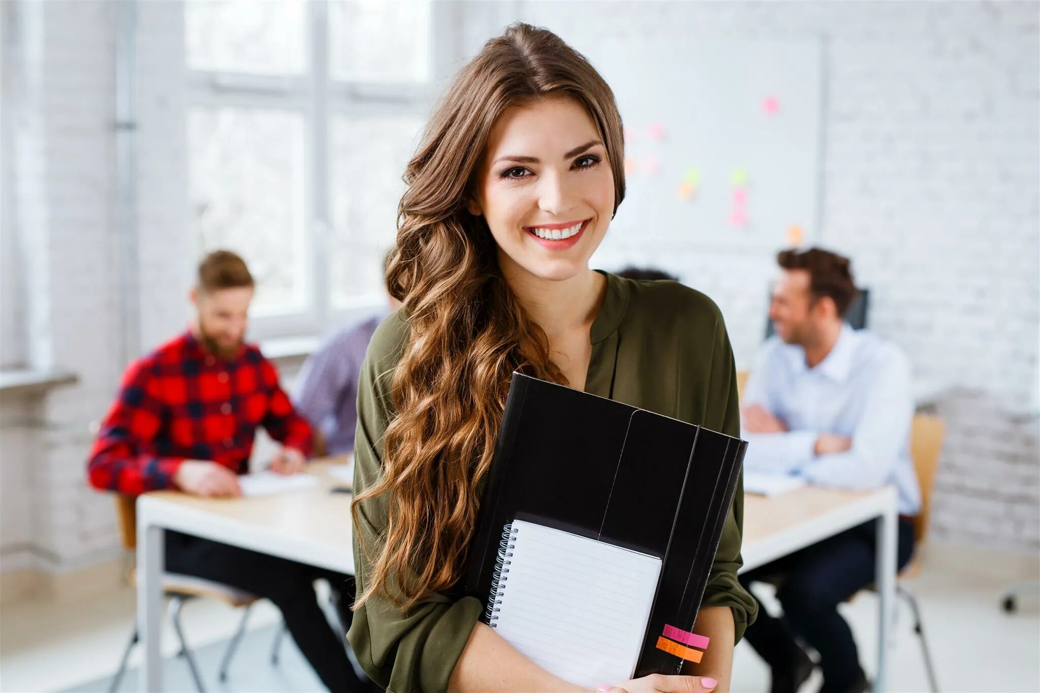 She a new student. Девушка на учебе. Студентка. Портрет студентки. Счастливая студентка.