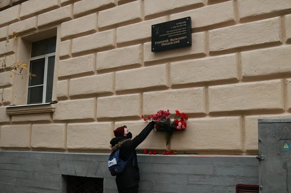 Мемориальные доски петербурга. Мемориальная доска в Санкт-Петербурге (улица Маяковская, №3).. Гороховая памятная доска.