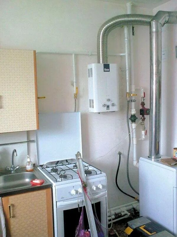 Можно ли поставить колонку в квартире. Газовая колонка в частном доме. газовая колонка в квартире. газовый котел в квартире. газовый котел в поквартирке.