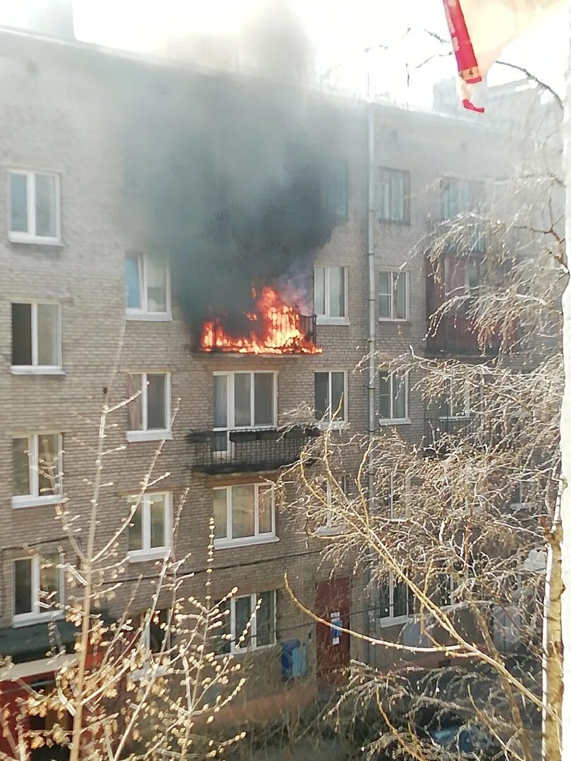 Покажи сгоревший дом. Пожар в квартире. Пожары в жилых домах. Горящий жилой дом. Горит жилой дом.