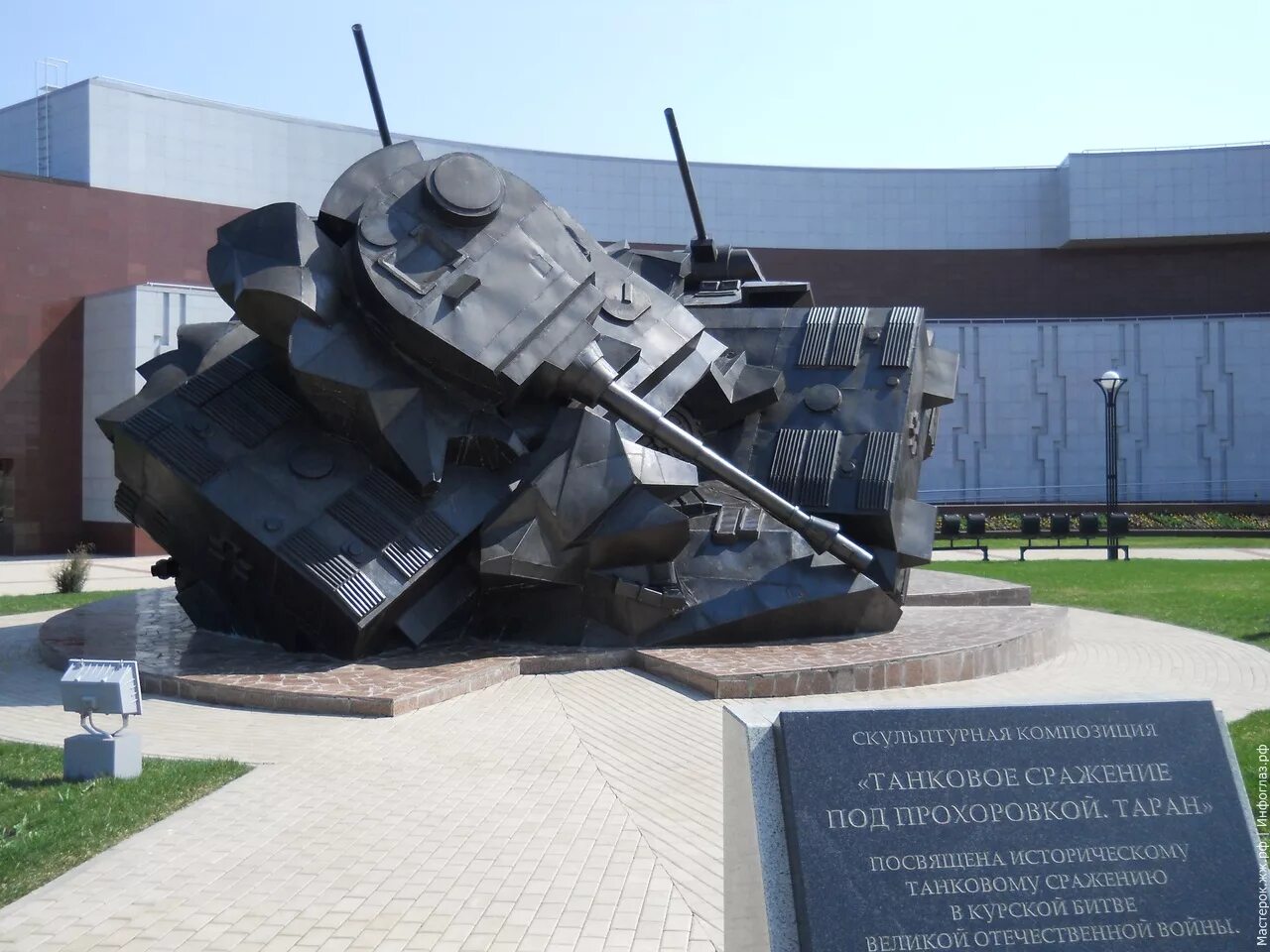 В каком городе установлен памятник танковому. Памятник танковый Таран Прохоровка. Прохоровское поле памятник танки. Мемориал Курская дуга в Прохоровке. Памятник Курская битва Прохоровка.