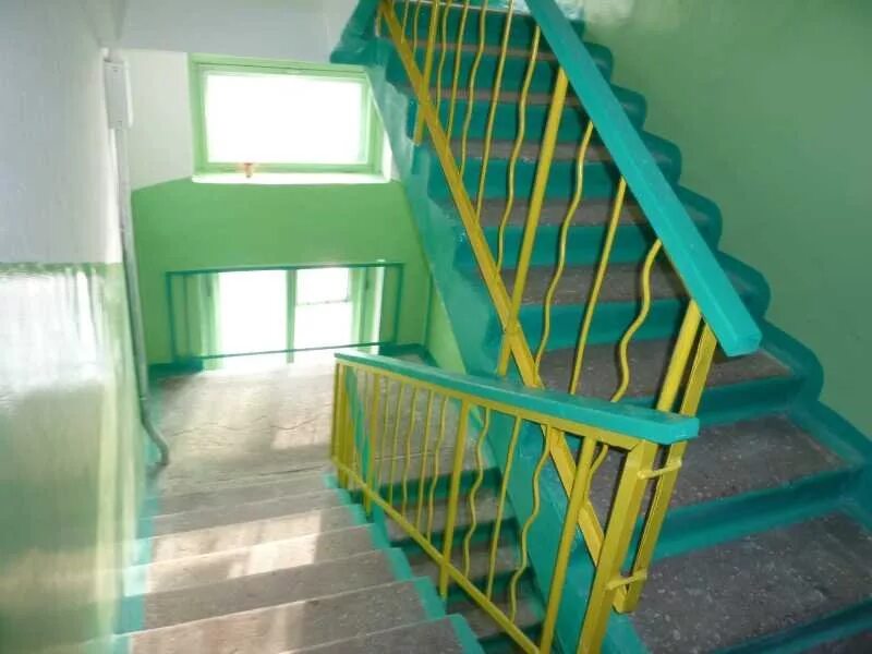 Кто делает ремонт в подъезде многоквартирного дома. Лестница в подъезде. Ремонт подъездов многоквартирных домов. Покраска лестницы в подъезде. Покраска подъезда.