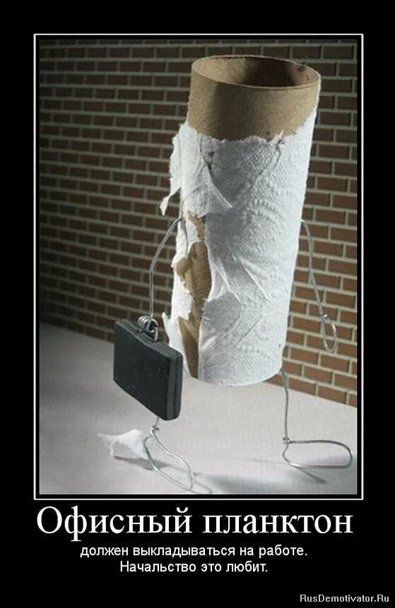 Кто на работе тому привет. Открытки приятных выходных. Открытка "выходной". Прощай каникулы. Четверг скоро выходные открытка.