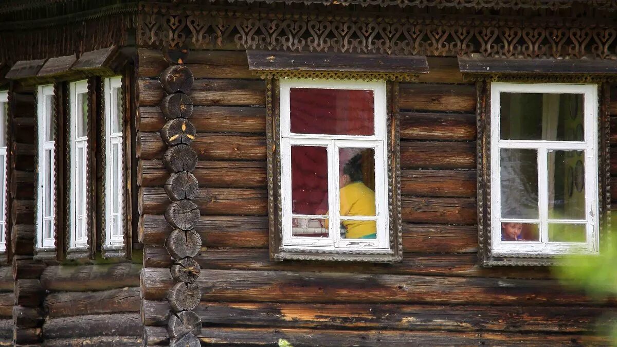 Пластиковые окна в старых домах. Окно в деревенском доме. Деревенские пластиковые окна. Пластиковые окна в старый деревянный дом. Окно в Старом деревянном доме.