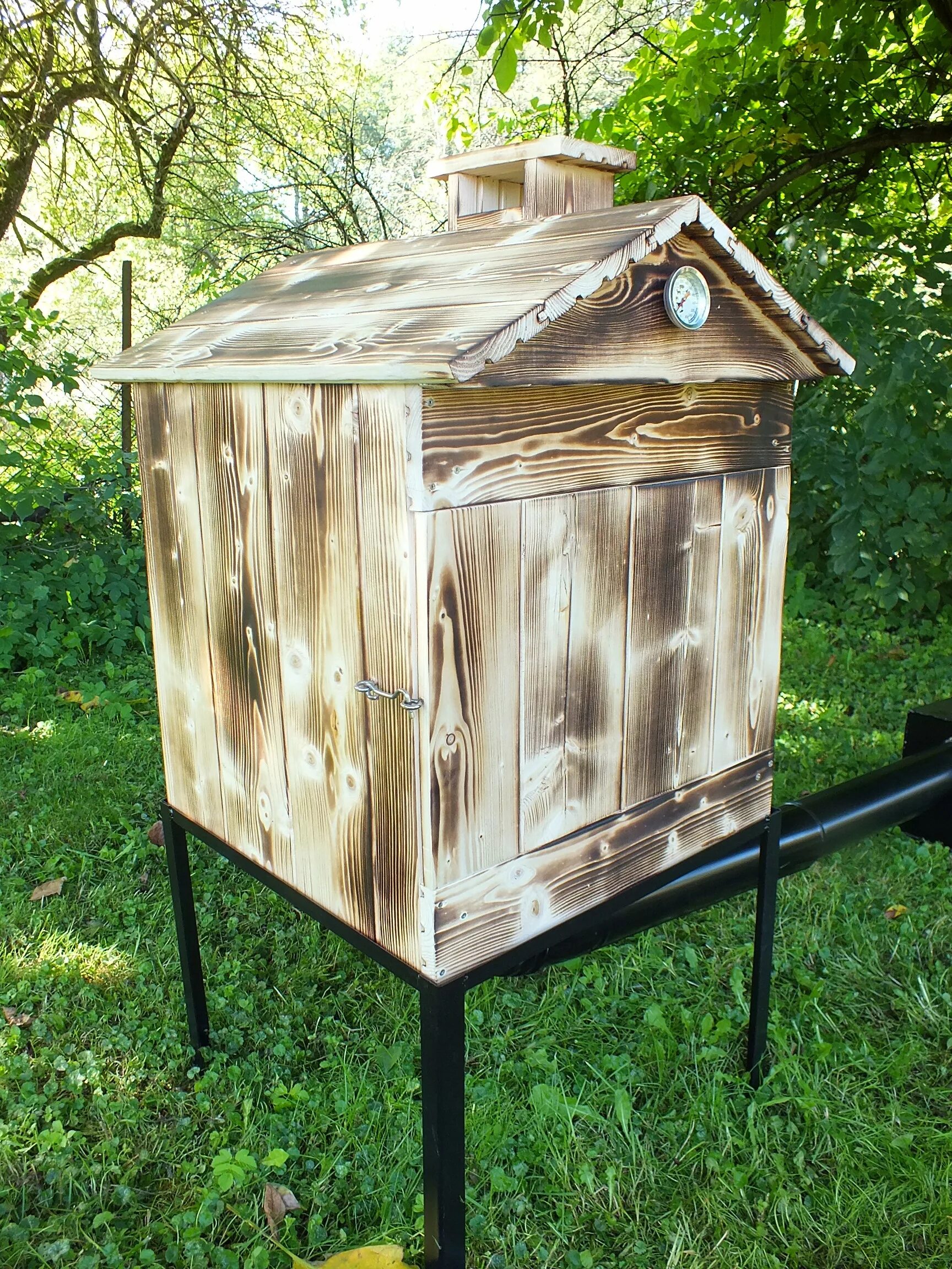 Окуривание от заморозков. Задымление сада от заморозков. Сад роз в дыму. Защита от заморозков в саду. Защита растений от заморозков.