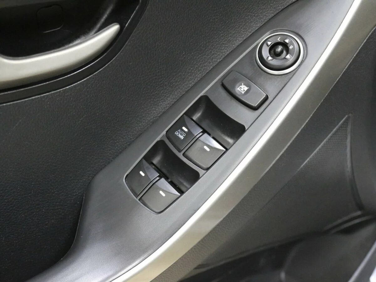 Geely открыть бак. Как открывается бак на солярисе. hyundai i30 как открыть бак. где в хендай санта фе открывается бензобак. где открывается бак хендай i30.