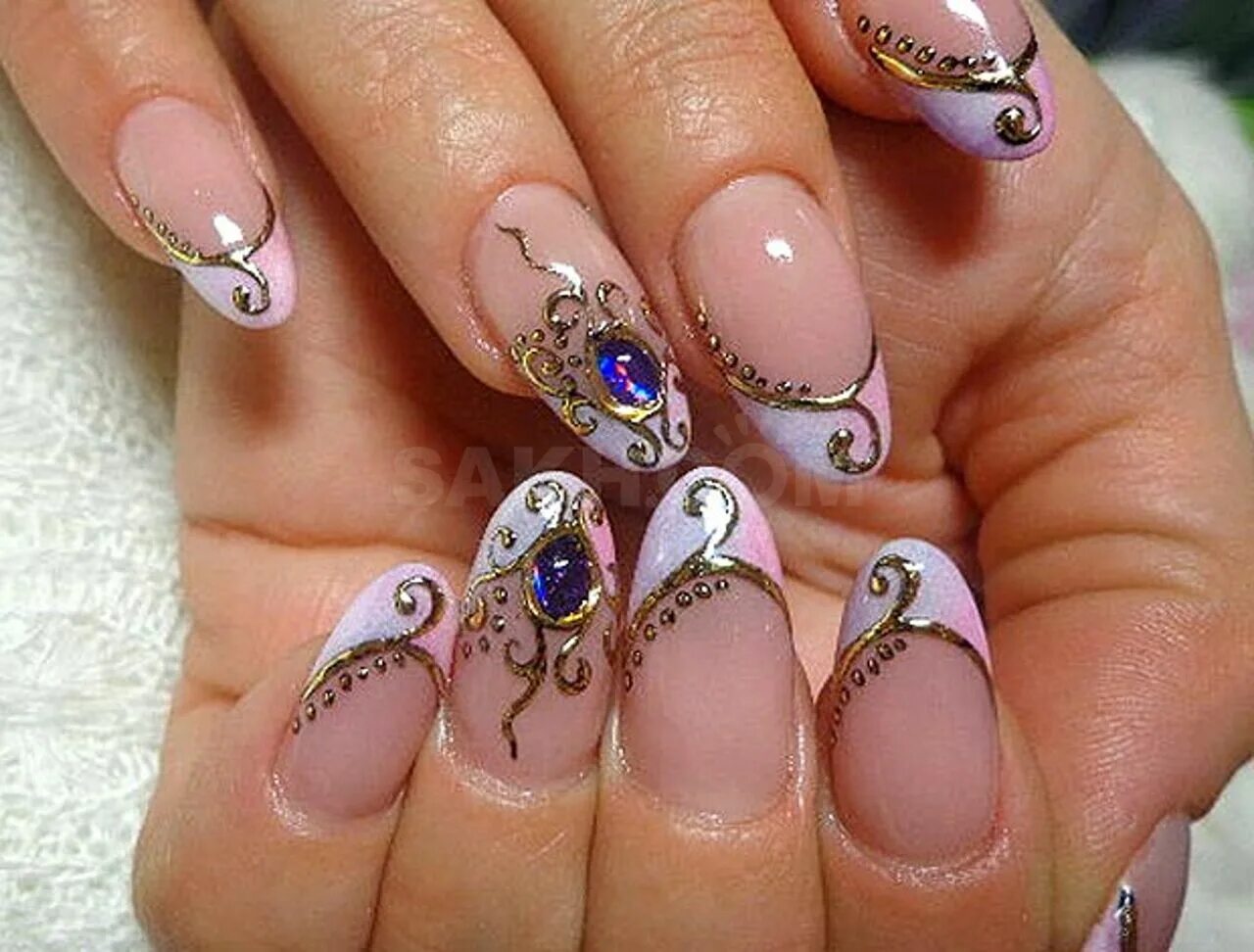 Дизайн ногтей с рисунком овальных ногтях. Дизайн ногтей. Жидкие камни на ногтях. Ногти с камнями. Маникюр литье.