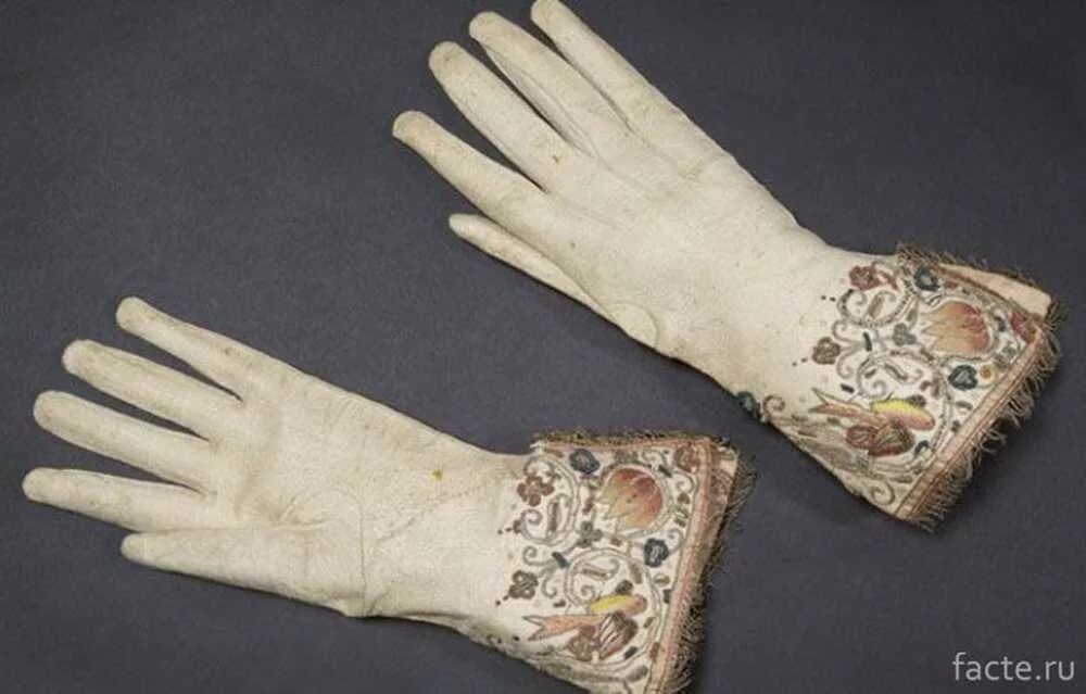 Поставь 1 перчатку. Старинные перчатки. Кожаные перчатки в древности. Перчатки в древнем Египте.