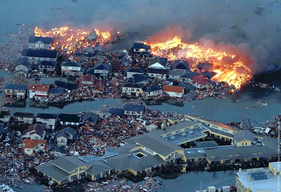 Землетрясение в 11 году. ЦУНАМИ В Японии в 2011. Япония 2011 землетрясение и ЦУНАМИ. Землетрясение Тохоку 2011.