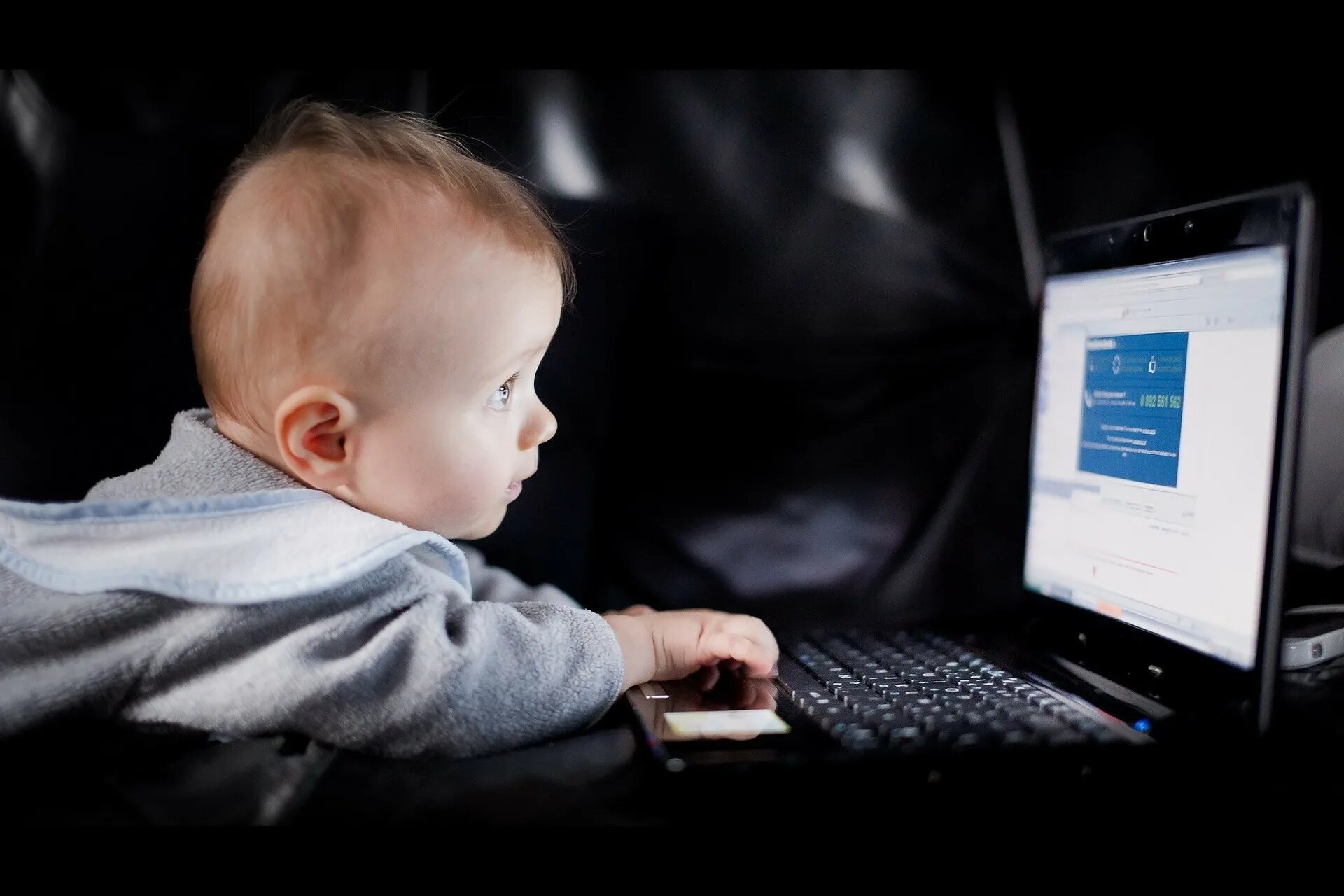 Маленький компьютер для детей. Ребенок за компьютером. Малыш за компьютером. Маленькие дети в интернете.