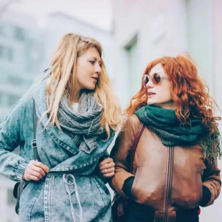 Красивые девушки подруги. Рыжая и брюнетка. Рыжие близняшки. Фотосессия подруг. Блондинка и рыжая подруги.