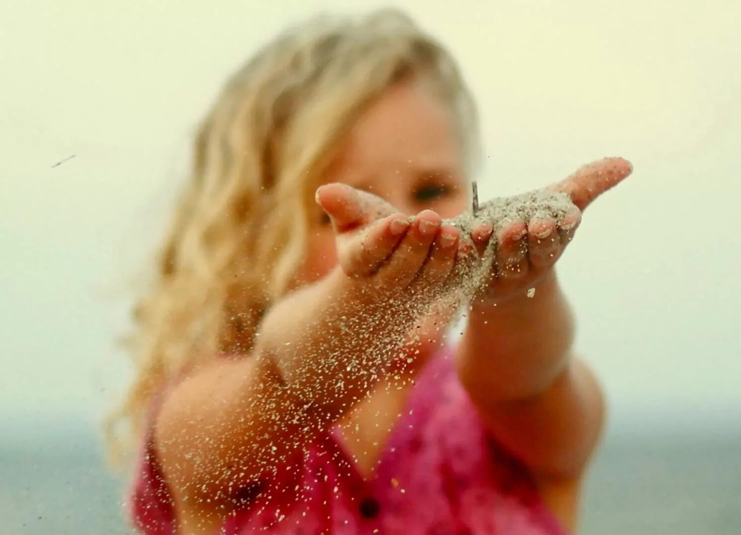 Попал песок в глаза ребенку что делать. Счастье. Песок сквозь пальцы. Радости и счастья. Обиды записывайте на песке.