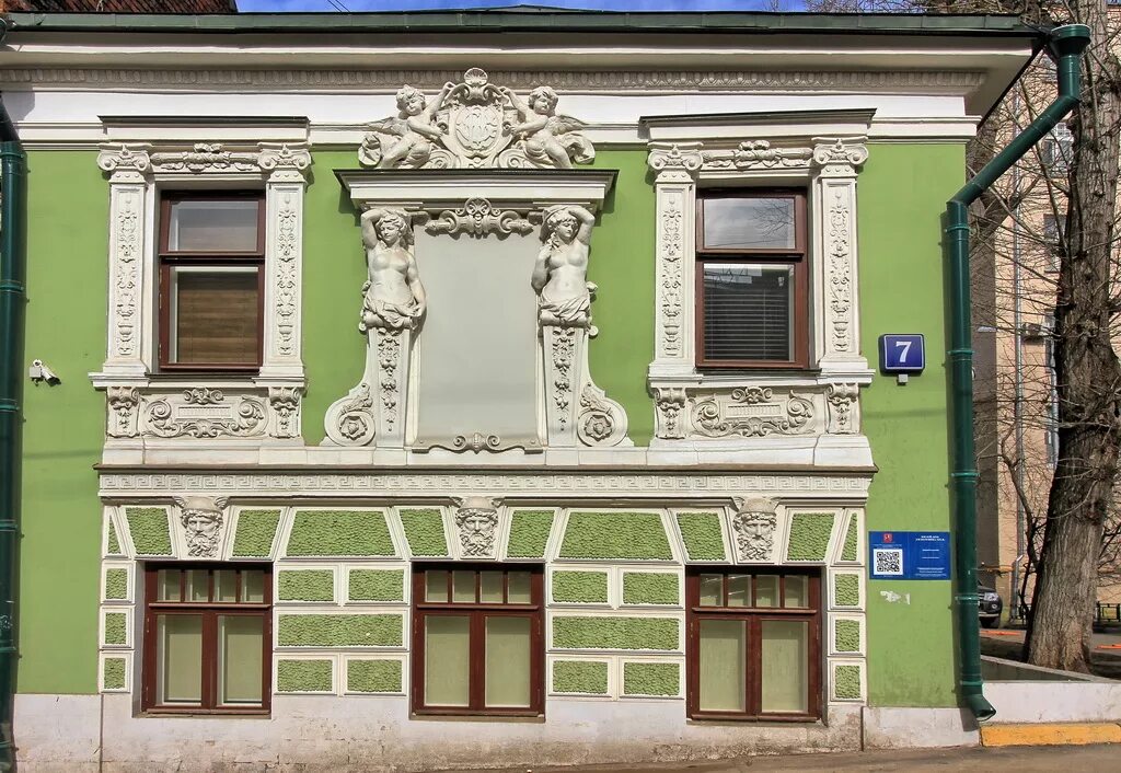 Фасады зданий старые