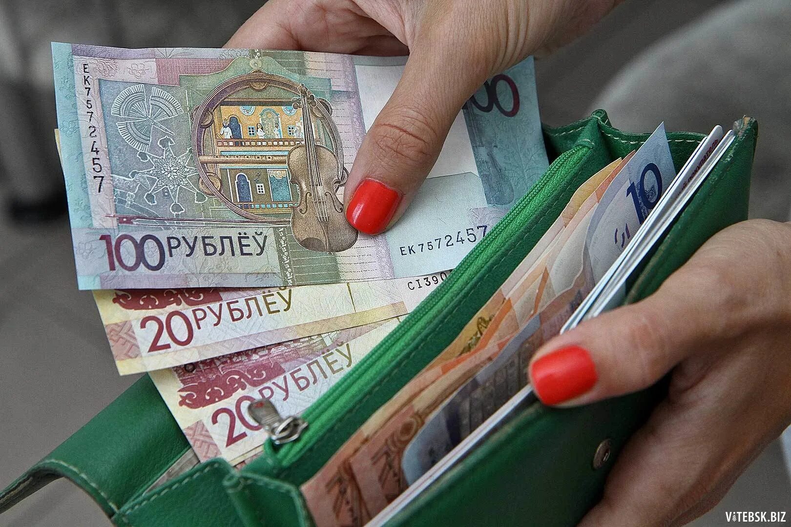 Зарплата в рб. Зарплата в рб. Купюры беларуси в руках. Зарплата в рб. Кошелек с деньгами.