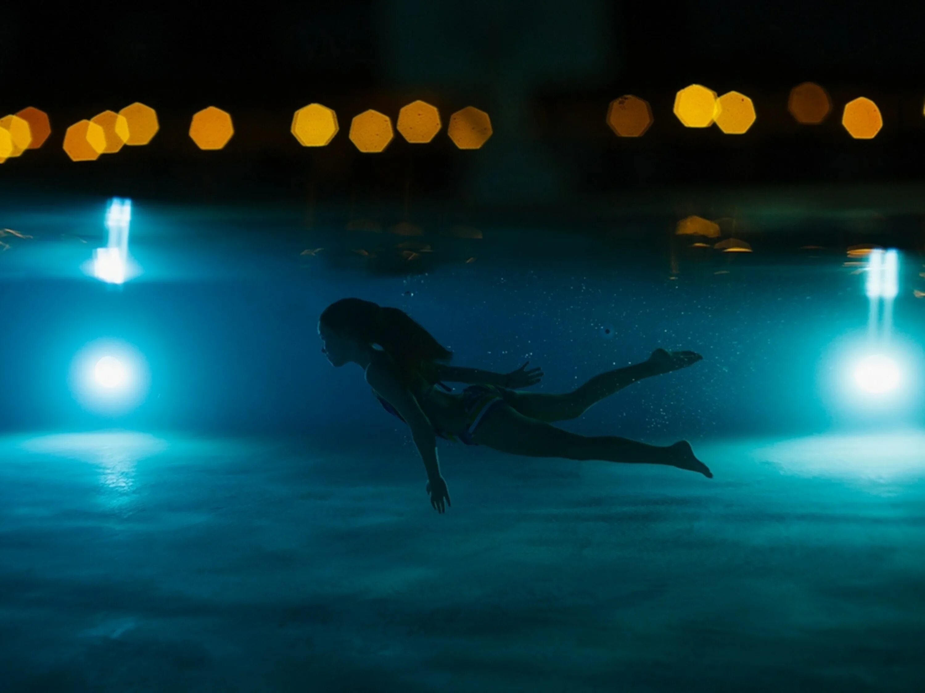 Ночное купание. Девушка в бассейне ночью. Ночной бассейн. Бассейн ночью. Медуза не умеет плавать в ночи