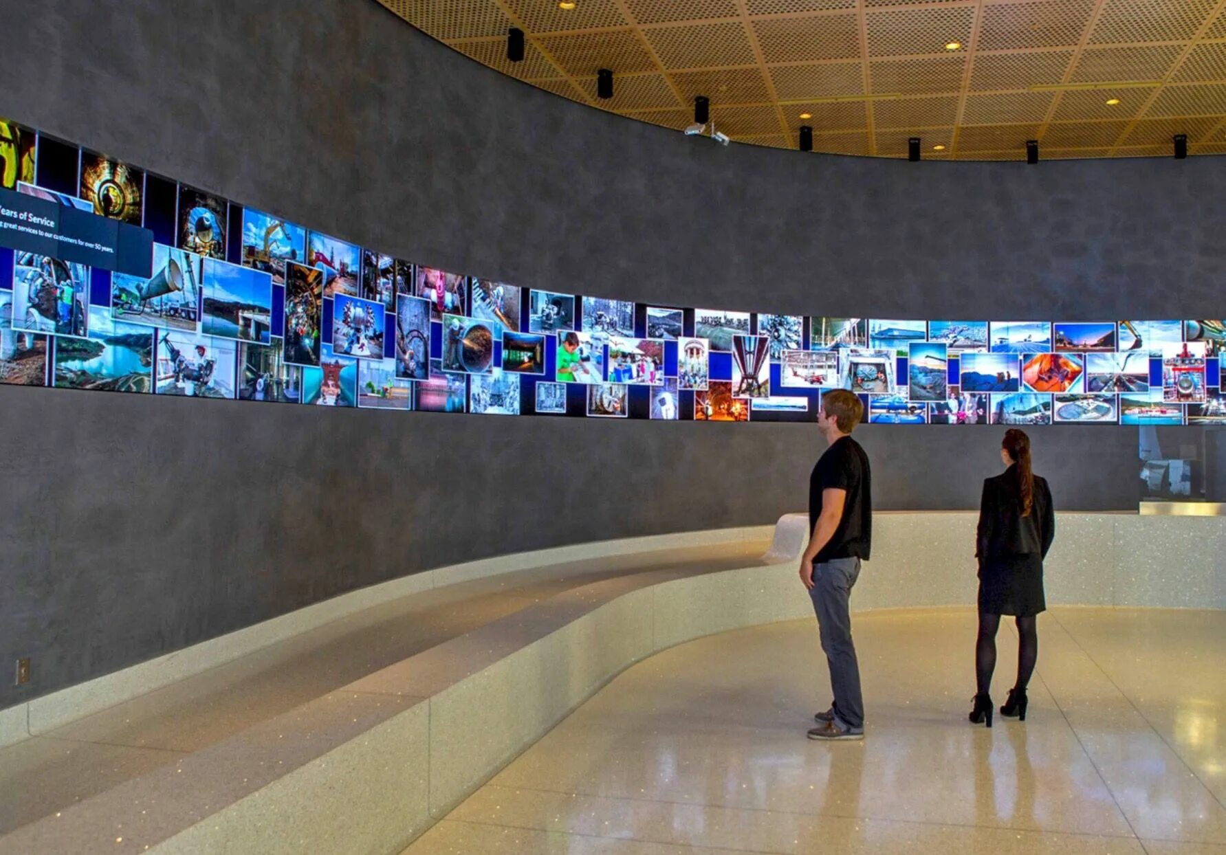 Видеостена Digital Signage. Большие экраны в музеях. Видеостена на выставке. Интерактивная стена на выставке. Interactive videos