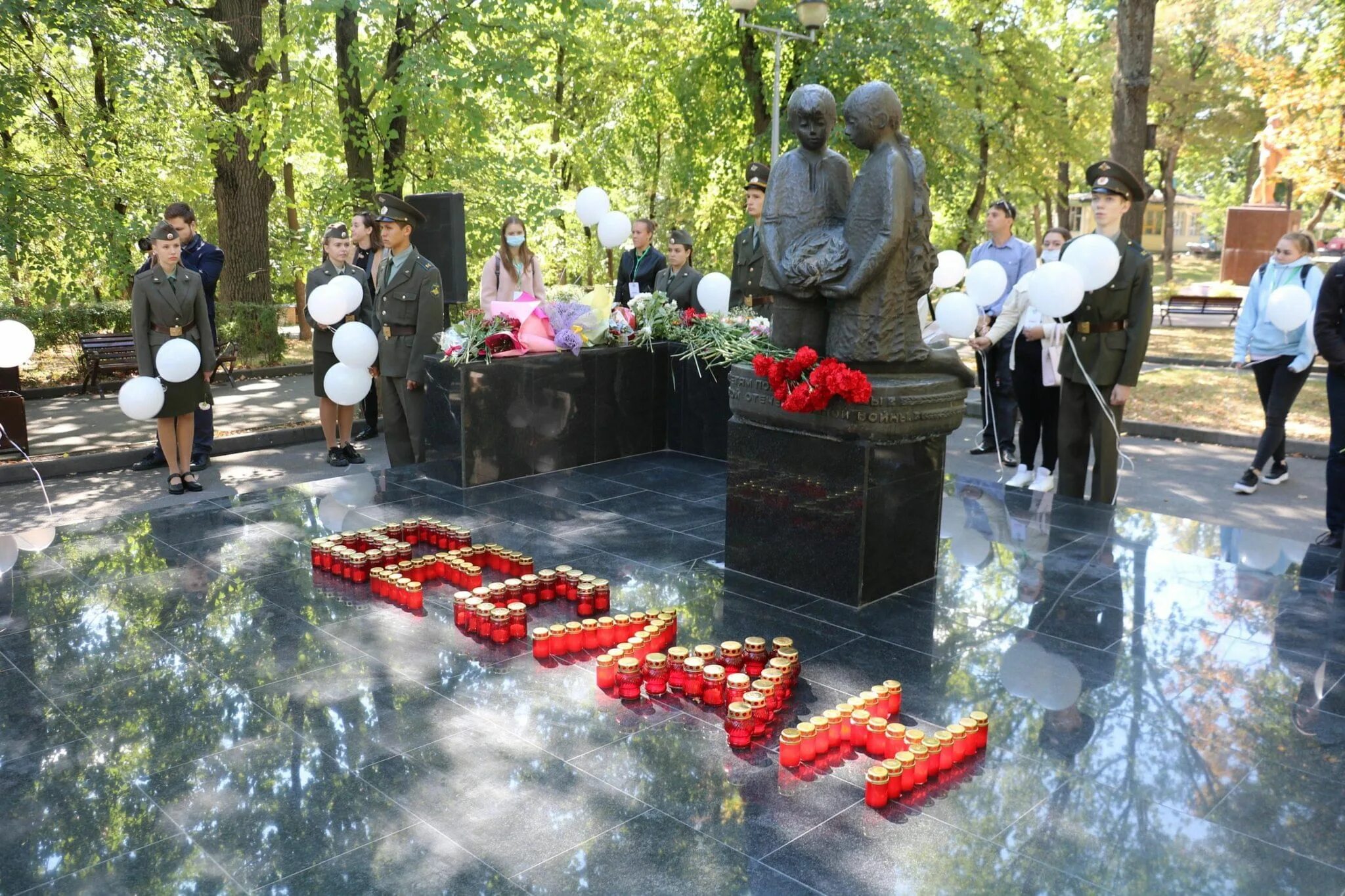 Сколько человек погибло в беслане при захвате. Трагедия в Беслане 3 сентября 2004. Памяти Беслан 1 сентября 2004. 3 Сентября терроризм Беслан. 1-3 Сентября 2004 школа теракт.