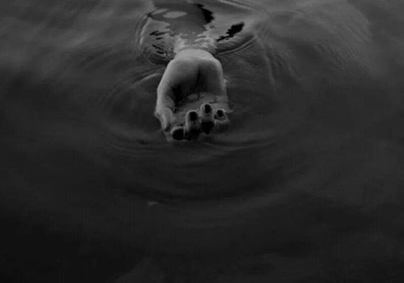 Человек утопающий в воде. Человек тонет в воде. Человек утопающий в воде. Крик утонул. Тонущий человек.