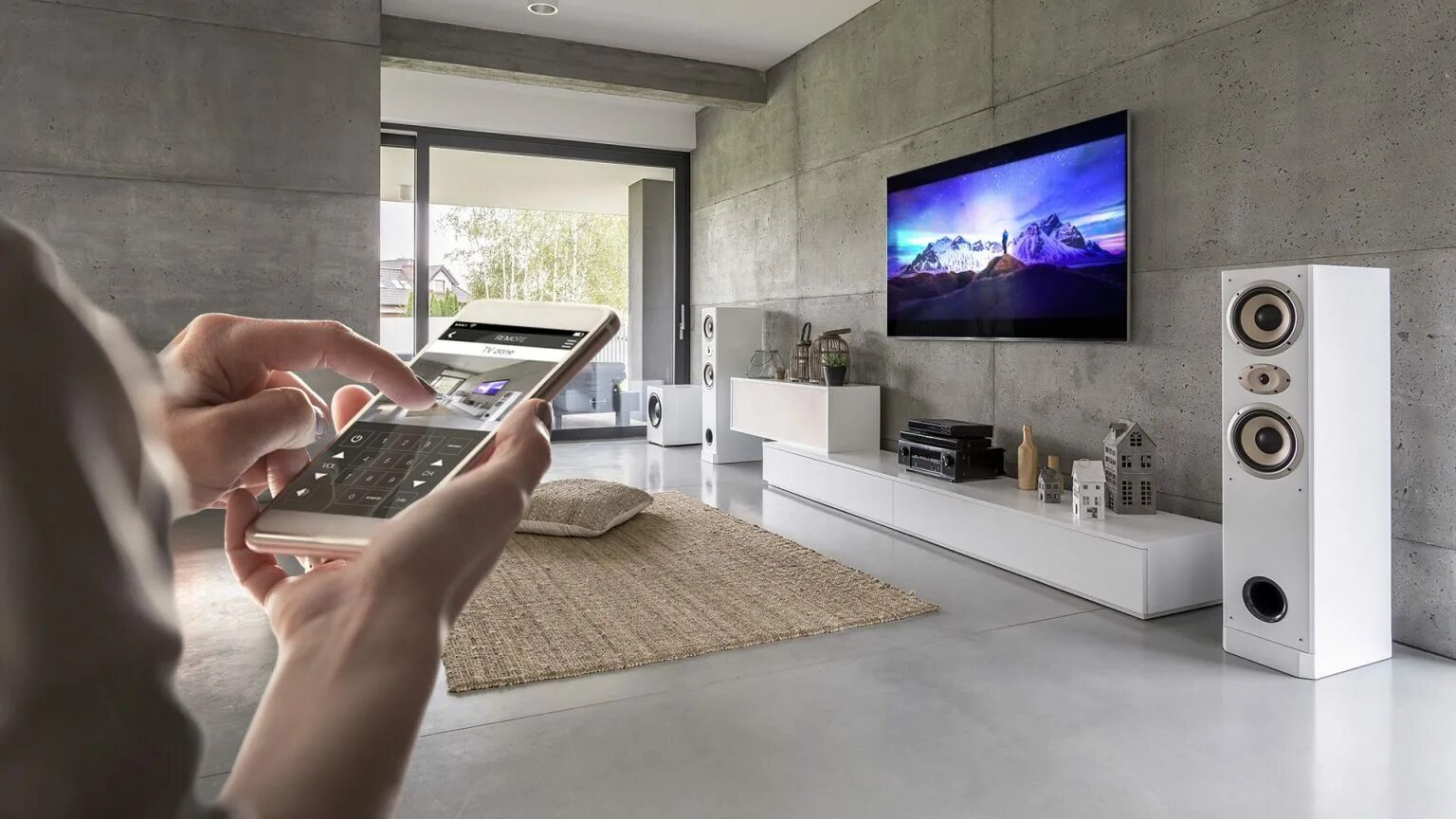 Домашний кинотеатр. Система мультирум в умном доме. Домашний кинотеатр умный дом. Кинотеатр дома. Домашний интерьер.