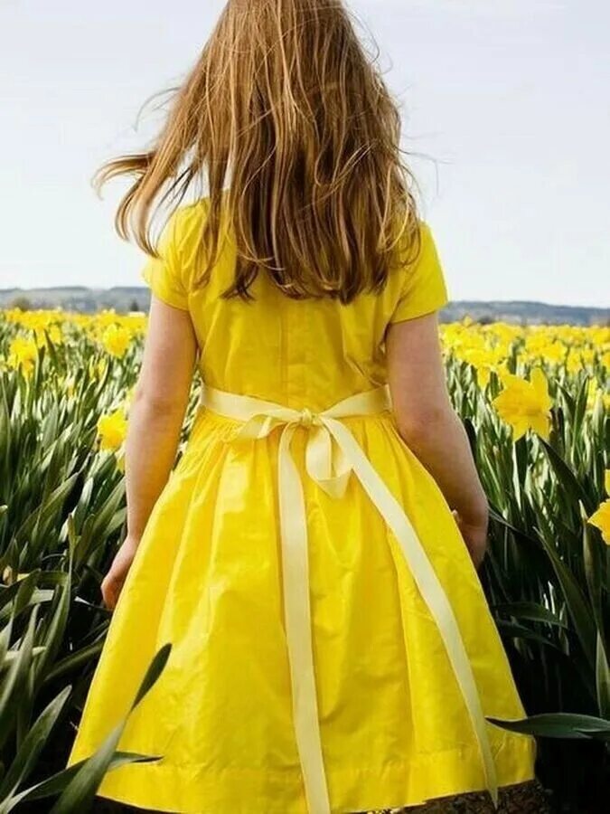 Отгадай загадку нарядные платьица желтые брошки. Желтый цвет. Фотосессия в желтом цвете. Желтое платье для девочки. Девочка в желтом.