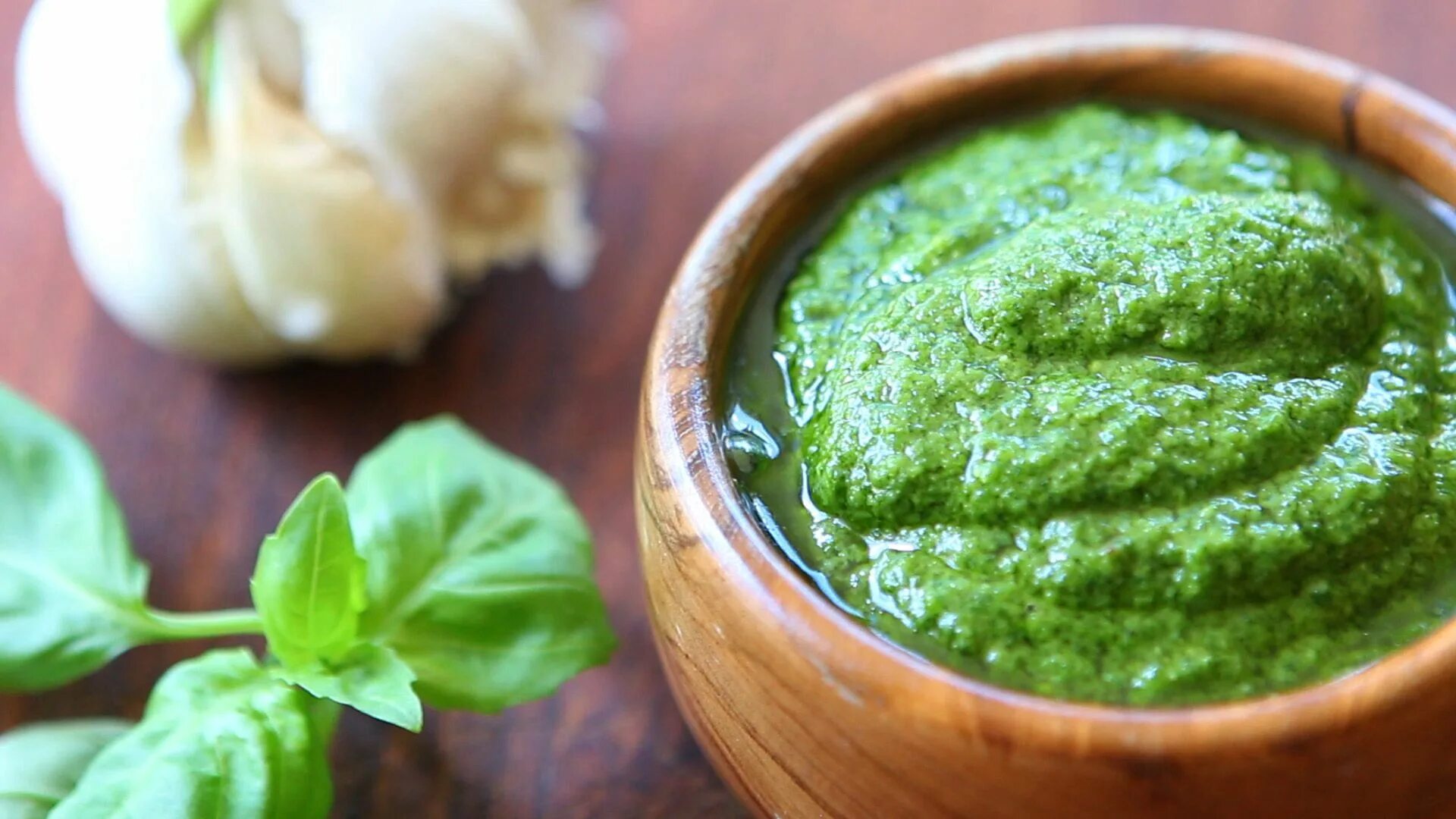 Pesto sosu. Вареная картошка с песто. Песто с базиликом. С чем едят песто. Песто из петрушки.