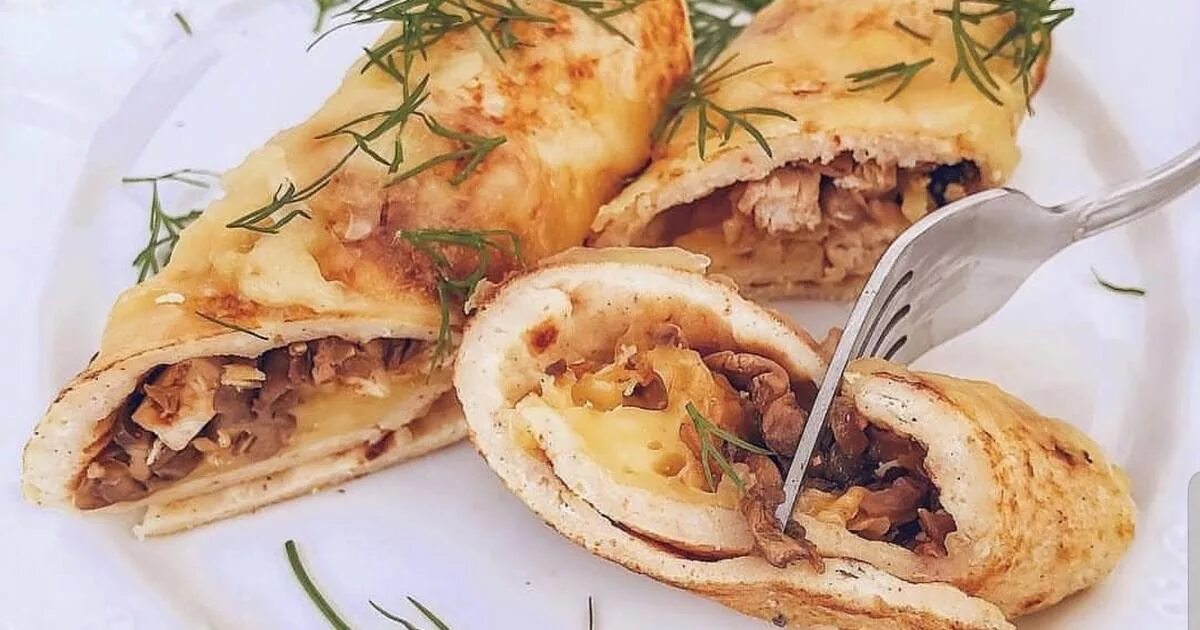 Блинчики с куриным фаршем. Курица фаршированная блинами и грибами. фаршированные блинчики с курицей и грибами. блины с курицей и сыром. блины с индейкой и сыром.