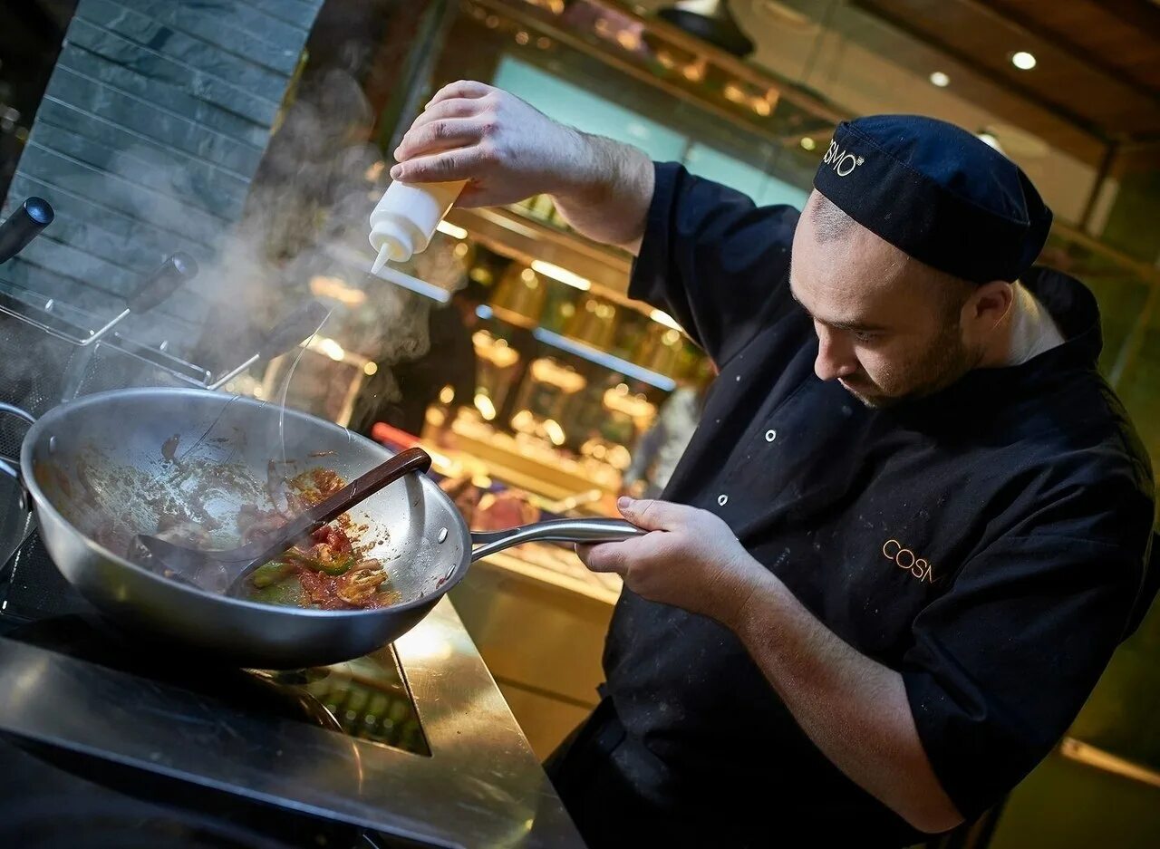 Виктор баринов повар. Шеф повар попадает. Профессия шеф повар. Готовка повар. Шеф повар попадает.