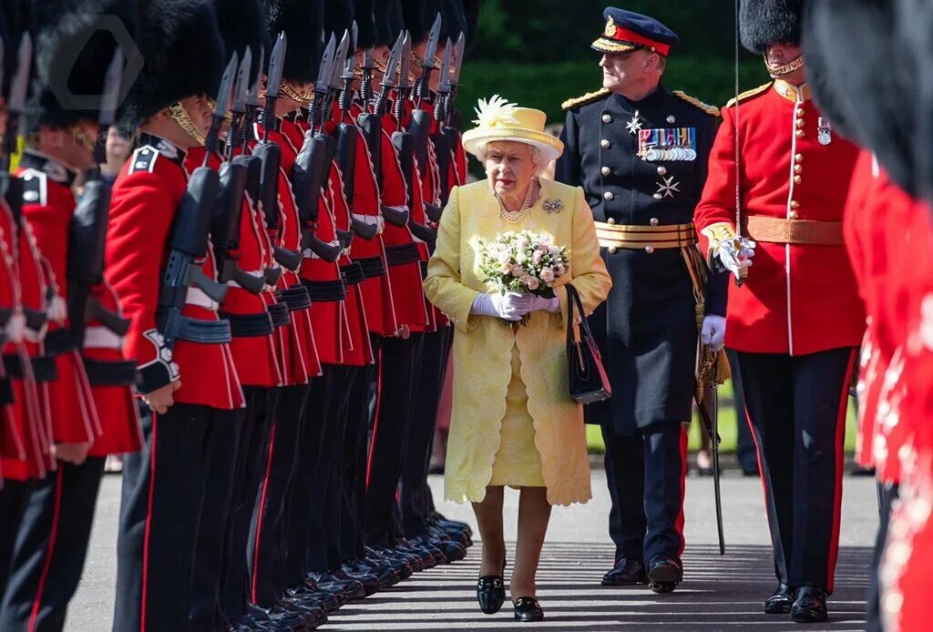 почетный титул в великобритании 6. почетный титул в великобритании 6. бенедикт камбербэтч награда британской империи. почетный титул в великобритании 6. елезовета2 и пол маккартни.