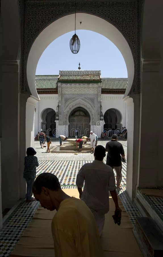 Обувь в мечети. Одежда для мечети для женщин. Как заходить в мечеть. Человек заходит в мечеть. Как заходить в мечеть.