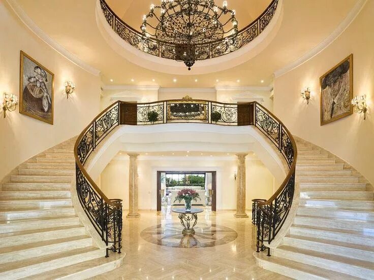 Богатый лестница дома. Дворец версаче лестница в доворец. Богатый лестница дома. Красивые лестницы в доме. Шикарный дом внутри.