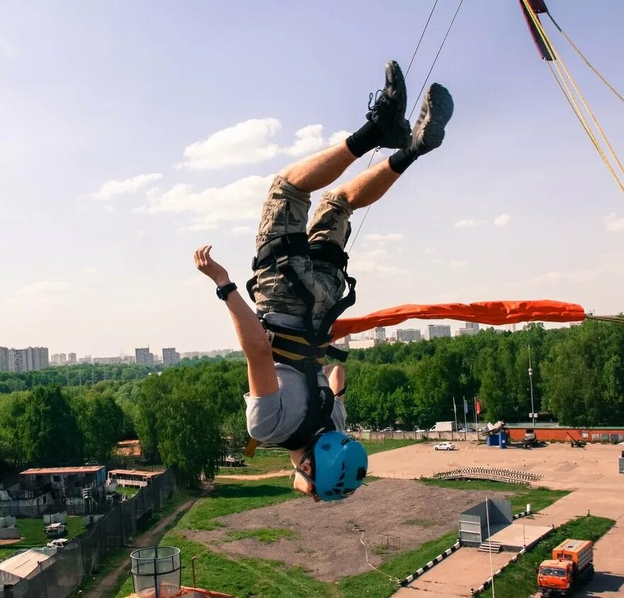 Прыгнуть в Москве с роутджампик. Прыжки с веревкой. Прыжок с веревкой в Москве. Прыжок с высоты на резинке.
