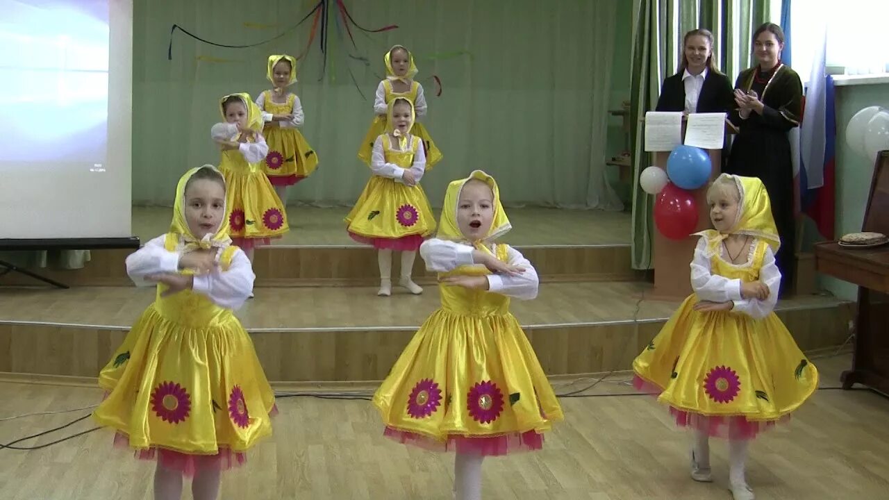 Детский театр танца матрешка. Танец матрешек. Матрешки песня детская танец. Танец матрёшки для малышей. Танец матрешки в детском саду младшая.