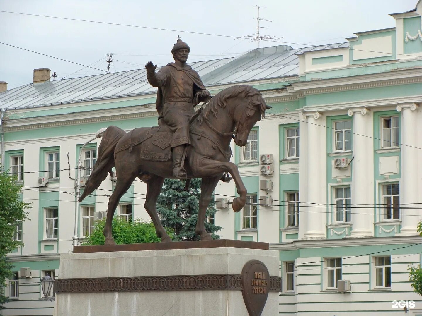 Памятники культуры тверской области. Памятник Михаилу Ярославичу в Твери. Тверь памятник князю Михаилу Тверскому.