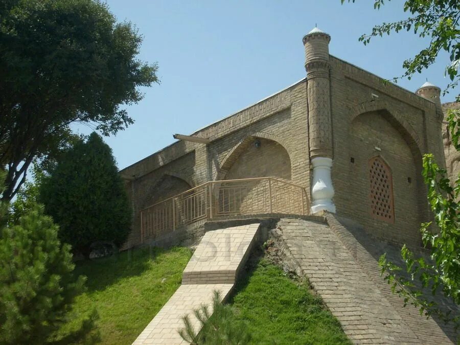 Пророк данияр в самарканде. Гробница ходжа дониёр всамаорканле. Мавзолей святой елены. Мавзолей ходжа дониер. Мавзолей пророка даниила в самарканде.