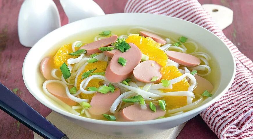 Суп с сардельками. Суп с сосисками и горошком. Суп с сосисками. Суп с сосисками. Суп с сосисками.