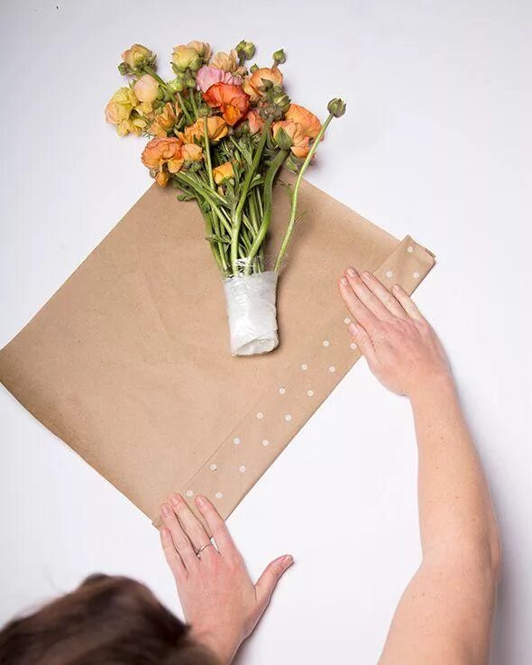 Как упаковать красиво букет цветов в бумагу. Упаковка цветов в бумагу. Красивая упаковка букета. Упаковка букета в бумагу. Упаковка букета в крафтовую бумагу.