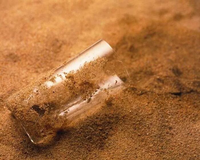 Glass made from sand. Стекло из песка. Расплавленный кварцевый песок. Песок для производства стекла. Стекло из кварцевого песка.